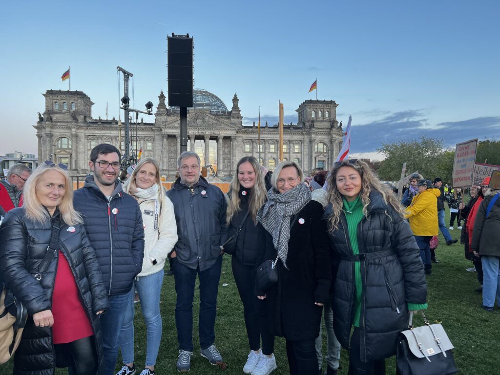 Mitglieder der AWO versammeln sich bei vor einer Kundgebung.