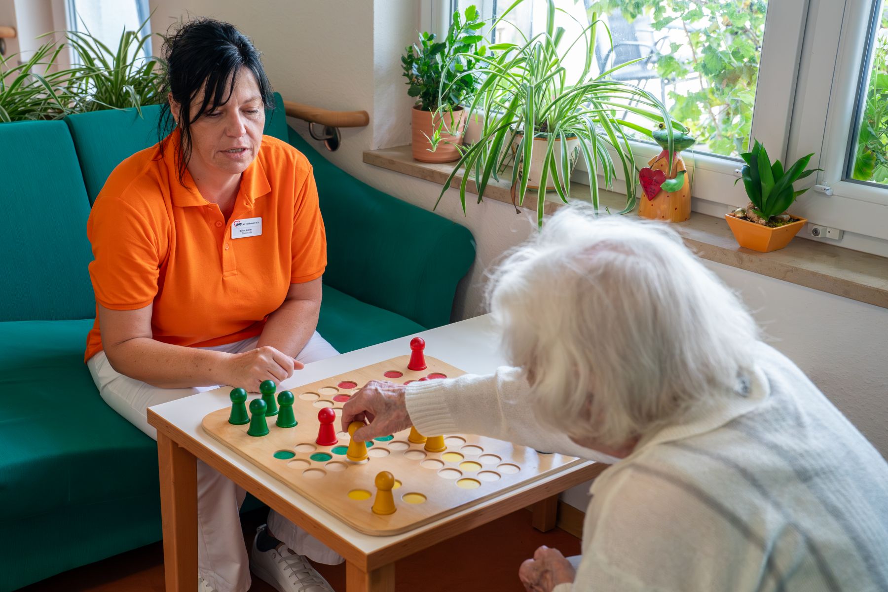 Senioren spielt ein Spiel