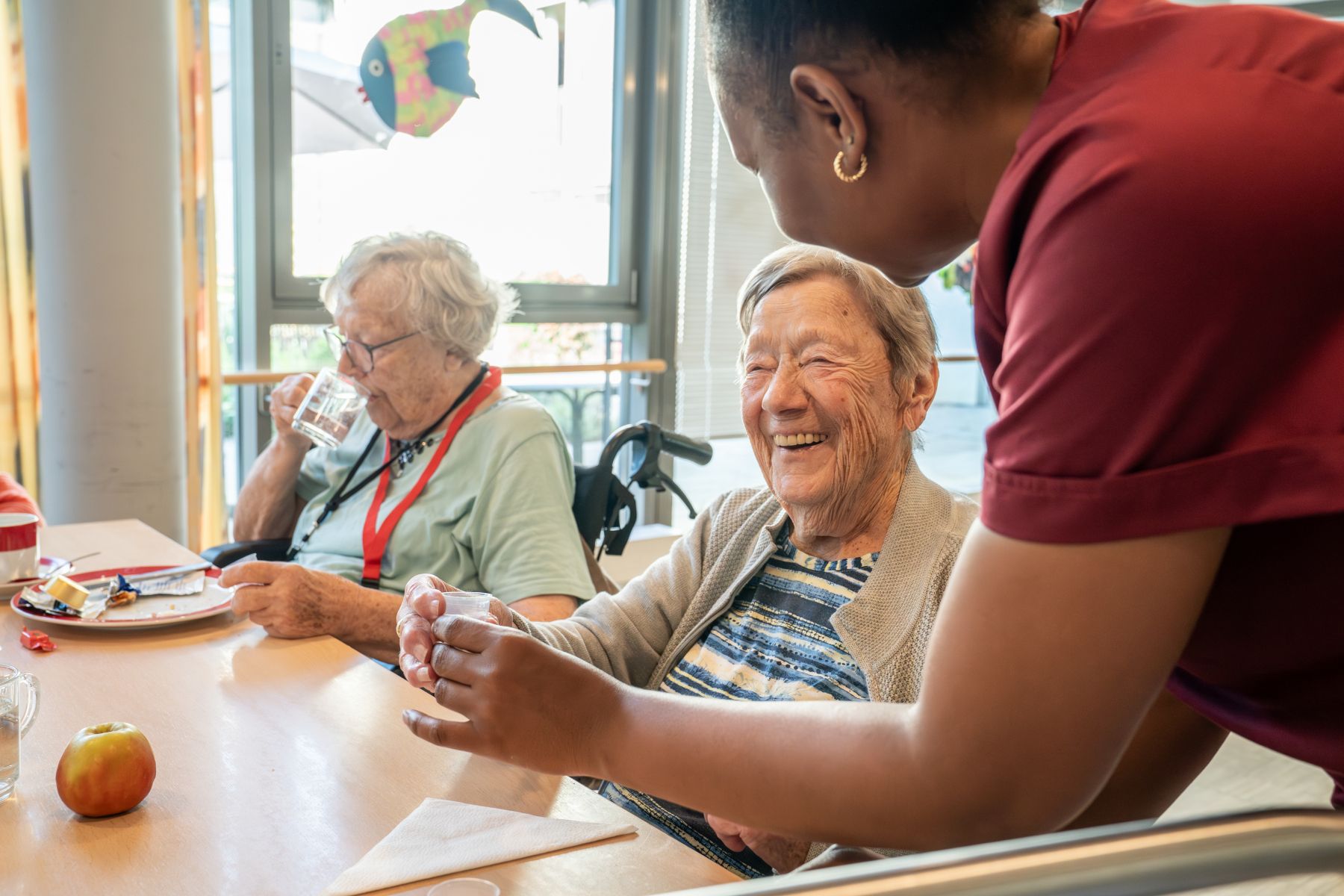 Ein Mann und eine Frau sitzen fröhlich am Esstisch.