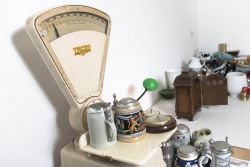 Küchenutensilien, unter andere eine große Küchenwage.