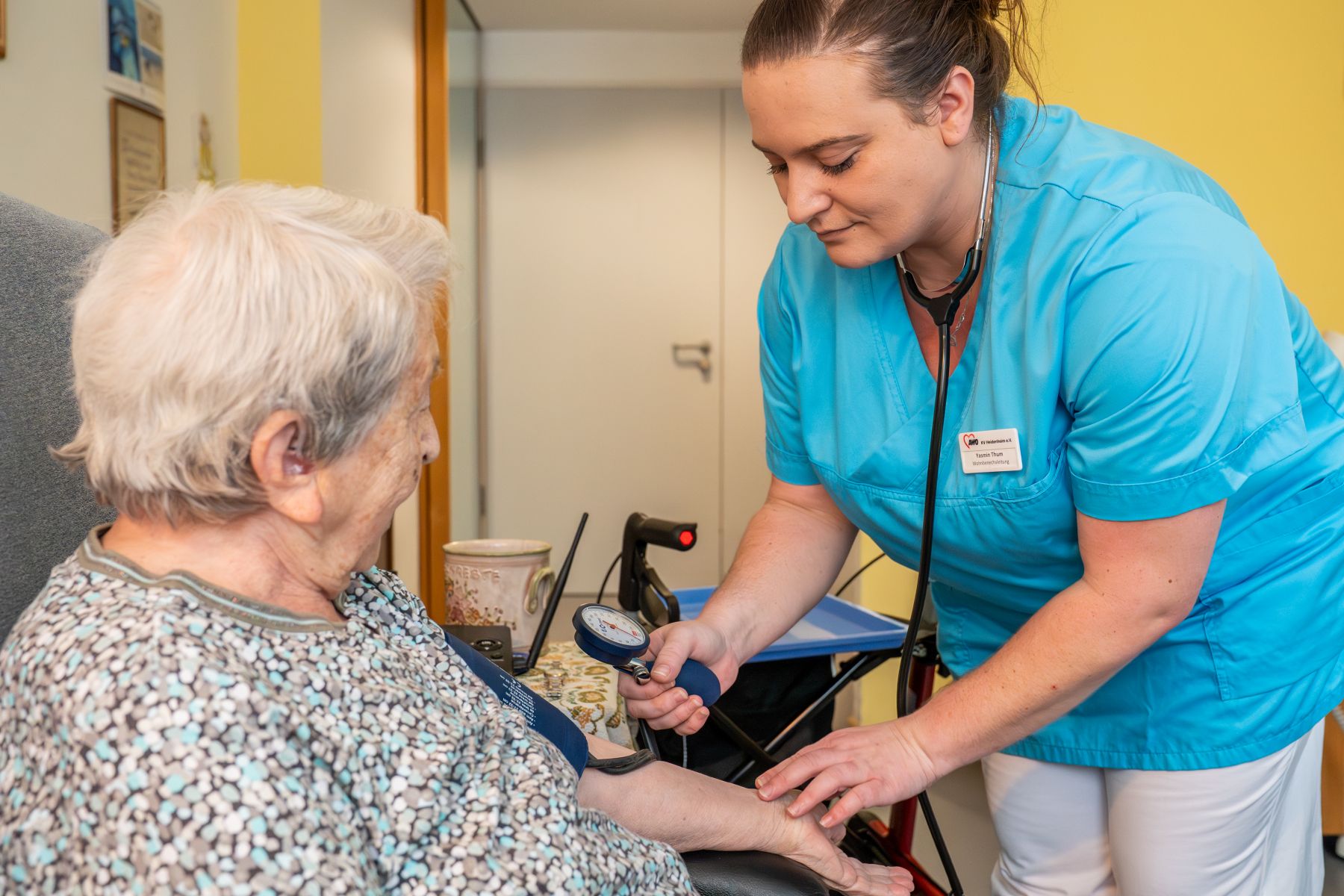 Ältere Frau wird gepflegt.